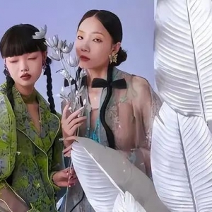 社会舆情：杭州女大学生地铁爬行事件引发热议