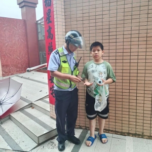 中山这位小男孩，火了！