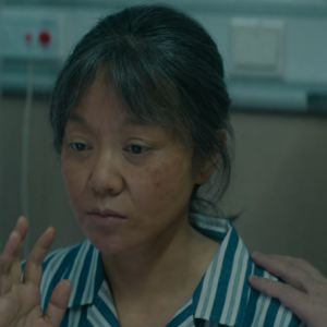 52岁闫妮近照满头白发，面容苍老，引发全网震惊！