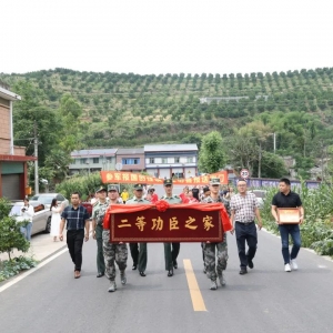 双喜临门！立功喜报送到订婚现场