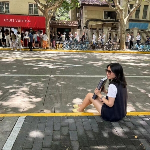 现场｜顶着烈日在上海街头排队，最低580元买的是什么？