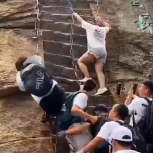 华山景区工作人员回应游客跌落：幸亏背包垫了下，头部未受伤 ...