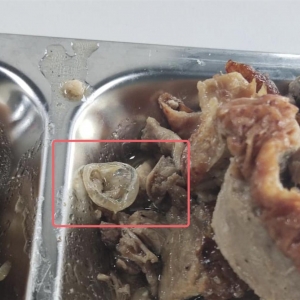 广州一学校称食堂饭菜异物系“鸭子眼球膜”，市监部门：样品移交检测 ...