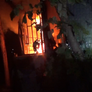 电瓶车电池房间内充电引发火灾致外卖骑手身亡，二房东获刑平台被约谈 ...