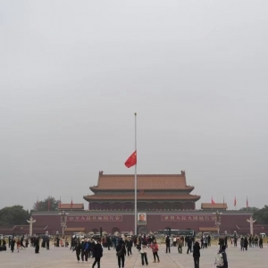 天安门下半旗悼念李克强同志