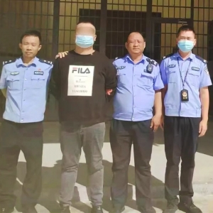 两男子在飞机上吸烟触发烟雾报警器，降落三亚后被依法拘留 ...