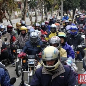 摩托大军的消退与时代的转变：舆情视角下的社会变迁