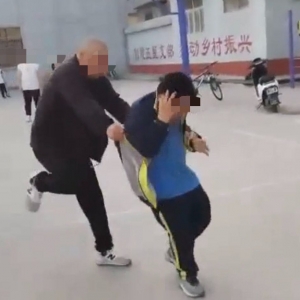 河南新乡9岁男孩校门口被打事件：舆情分析与社会反响