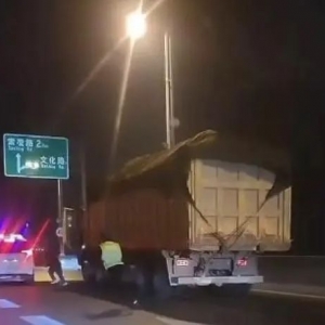 货车司机在郑州一高架桥遇检后跳桥身亡
