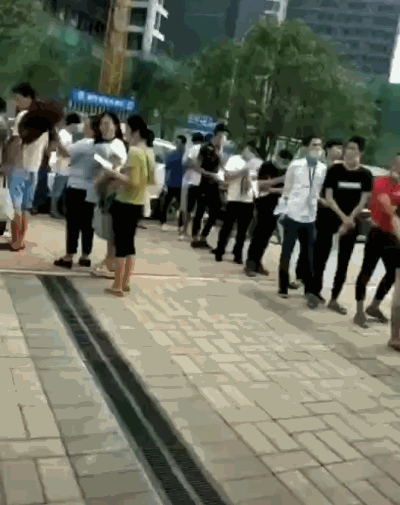 发证暴扔地上员工蹲下满地找,昆山世硕电子惹众怒